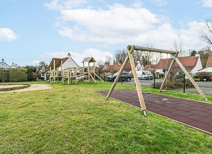 Gezellige slaapkamer in Vakantiehuis Strandhuis te Bredene, Belgische kust, met houten balkenplafond en knusse verlichting voor een ontspannen verblijf.