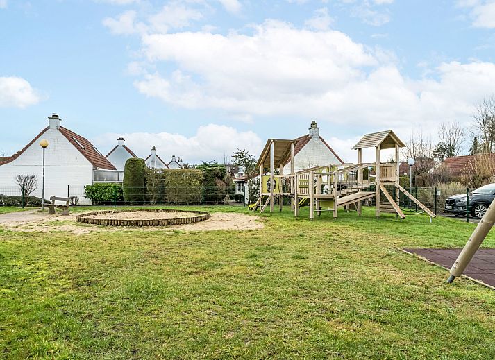 Gezellige slaapkamer in Vakantiehuis Strandhuis te Bredene, Belgische kust, met houten balkenplafond en knusse verlichting voor een ontspannen verblijf.