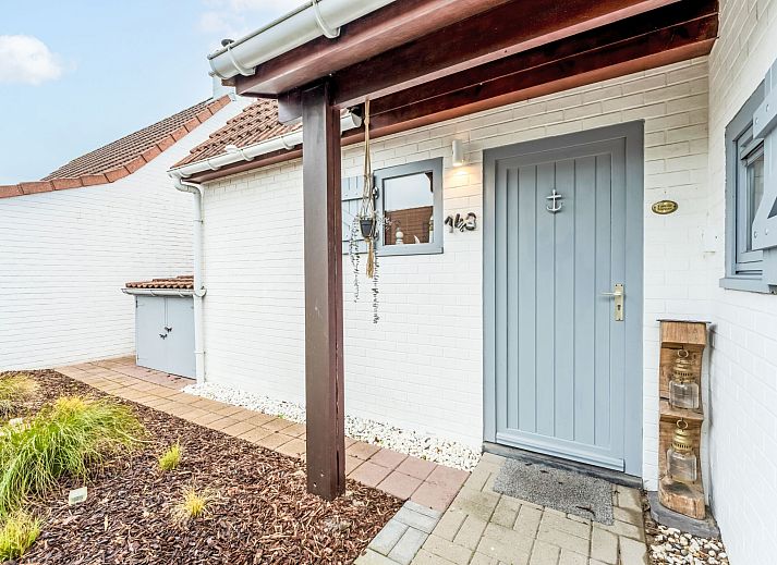 Gezellige slaapkamer in Vakantiehuis Strandhuis te Bredene, Belgische kust, met houten balkenplafond en knusse verlichting voor een ontspannen verblijf.