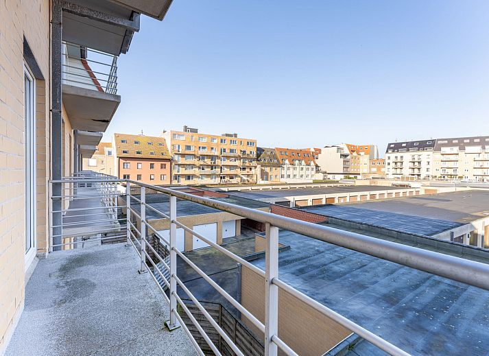 Stylish dining room at Apartment Zandloper with a balcony in Bredene, on the Belgian coast, ideal for a relaxing stay by the sea.