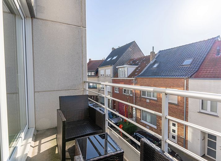 Stylish dining room at Apartment Zandloper with a balcony in Bredene, on the Belgian coast, ideal for a relaxing stay by the sea.