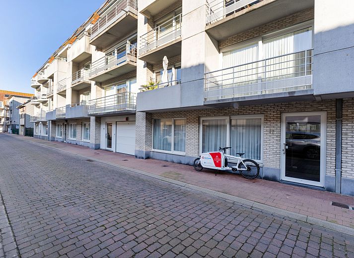Stylish dining room at Apartment Zandloper with a balcony in Bredene, on the Belgian coast, ideal for a relaxing stay by the sea.
