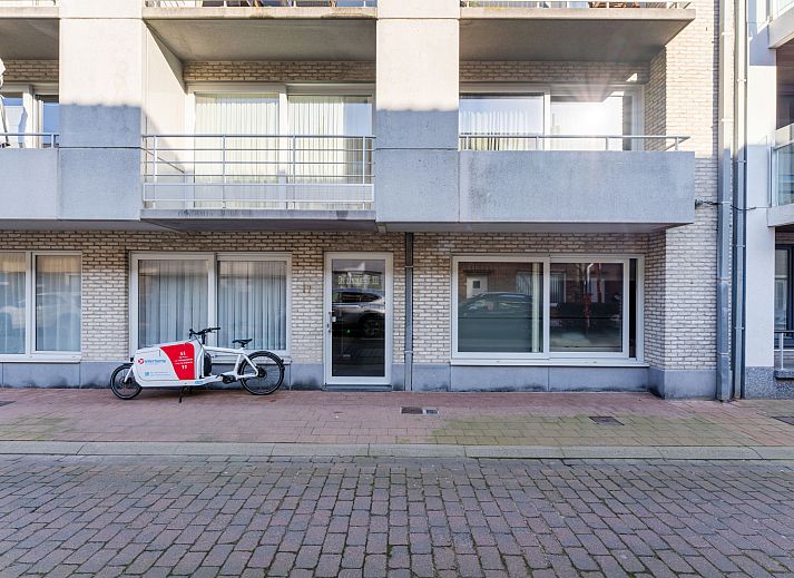 Stylish dining room at Apartment Zandloper with a balcony in Bredene, on the Belgian coast, ideal for a relaxing stay by the sea.