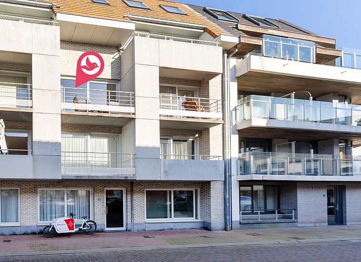 Stylish dining room at Apartment Zandloper with a balcony in Bredene, on the Belgian coast, ideal for a relaxing stay by the sea.