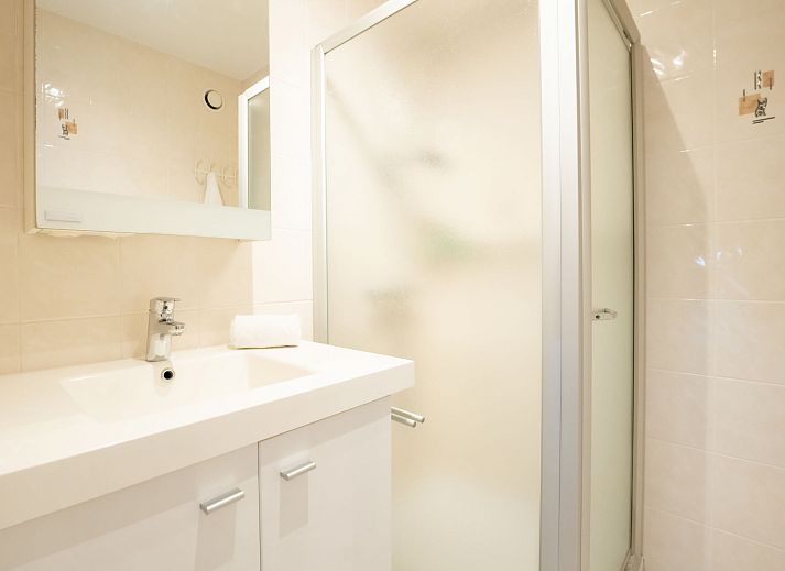 Stylish living room of Apartment Lautrec in Bredene, Belgian coast, with comfortable seating area and modern furnishings.