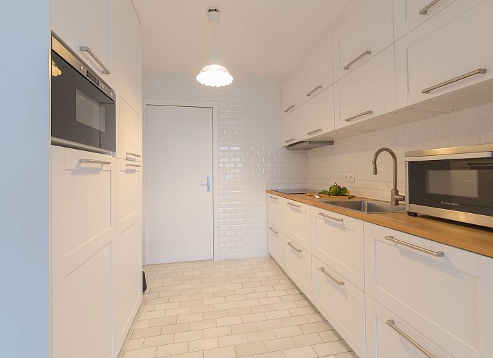 Stylishly furnished dining area in Apartment Seaview 2, Bredene, Belgian coast. Enjoy comfort and modernity by the sea.