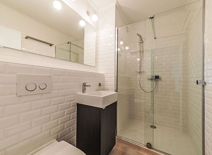 Stylishly furnished dining area in Apartment Seaview 2, Bredene, Belgian coast. Enjoy comfort and modernity by the sea.