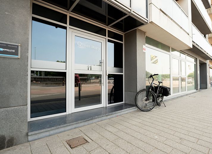 Cozy living room of Apartment Queen Mary in Bredene on the Belgian coast, with modern furnishings and comfortable seating area.