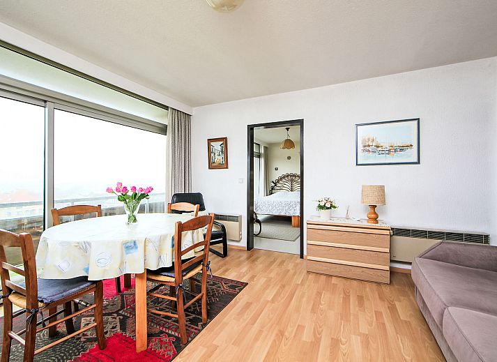 Cozy living room of Apartment Ref. 702 in Bredene, Belgian coast, with panoramic views and comfortable furniture.