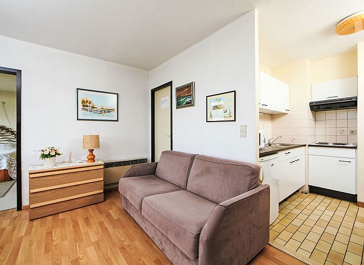 Cozy living room of Apartment Ref. 702 in Bredene, Belgian coast, with panoramic views and comfortable furniture.