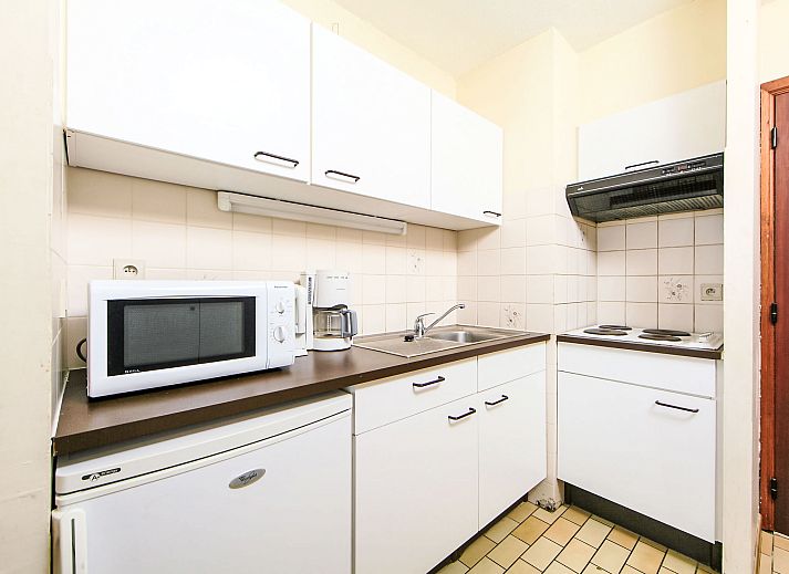 Cozy living room of Apartment Ref. 702 in Bredene, Belgian coast, with panoramic views and comfortable furniture.