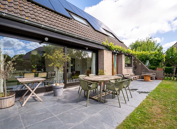 Ferienhaus Villa Zeebries in Bredene, belgische Kueste, mit schoener Terrasse und Teich, ideal fuer einen erholsamen Aufenthalt in der Natur.