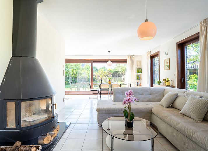Ferienhaus Villa Zeebries in Bredene, belgische Kueste, mit schoener Terrasse und Teich, ideal fuer einen erholsamen Aufenthalt in der Natur.
