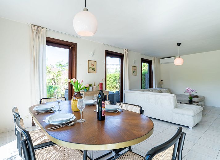 Ferienhaus Villa Zeebries in Bredene, belgische Kueste, mit schoener Terrasse und Teich, ideal fuer einen erholsamen Aufenthalt in der Natur.