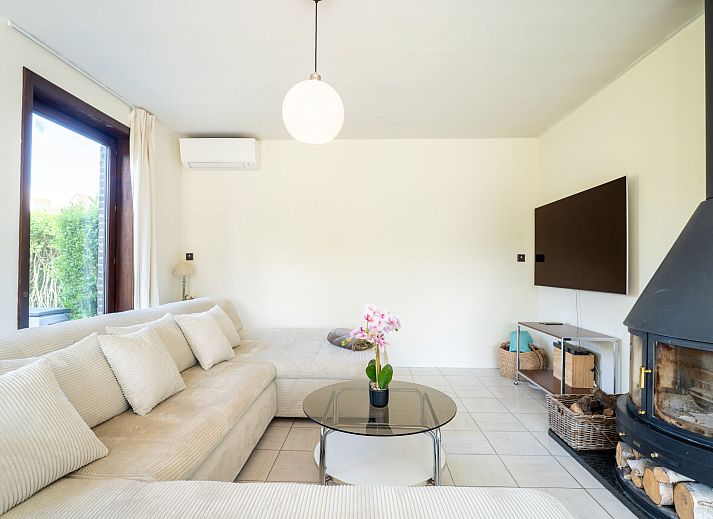 Geniessen Sie die sonnige Terrasse des Ferienhauses Villa Zeebries in Bredene an der belgischen Kueste, ideal zum Entspannen in der Natur.