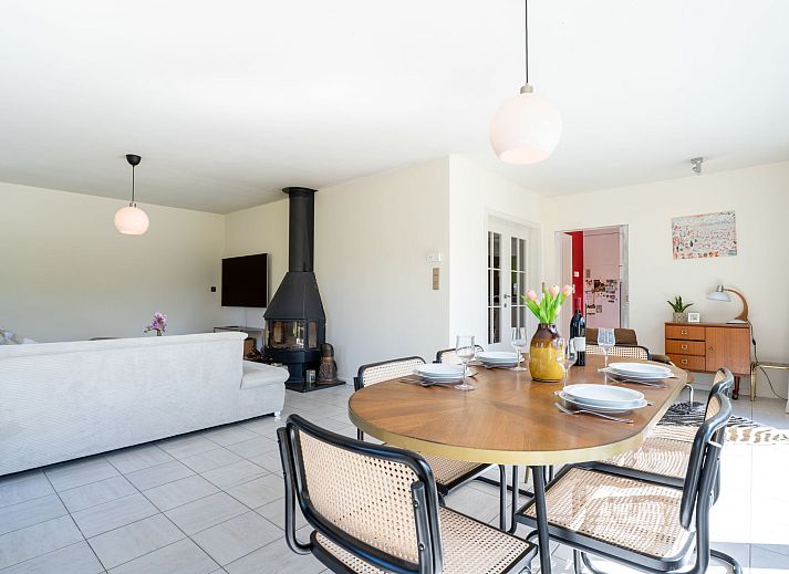 Geniessen Sie die sonnige Terrasse des Ferienhauses Villa Zeebries in Bredene an der belgischen Kueste, ideal zum Entspannen in der Natur.
