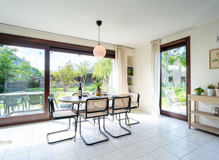 Geniessen Sie die sonnige Terrasse des Ferienhauses Villa Zeebries in Bredene an der belgischen Kueste, ideal zum Entspannen in der Natur.