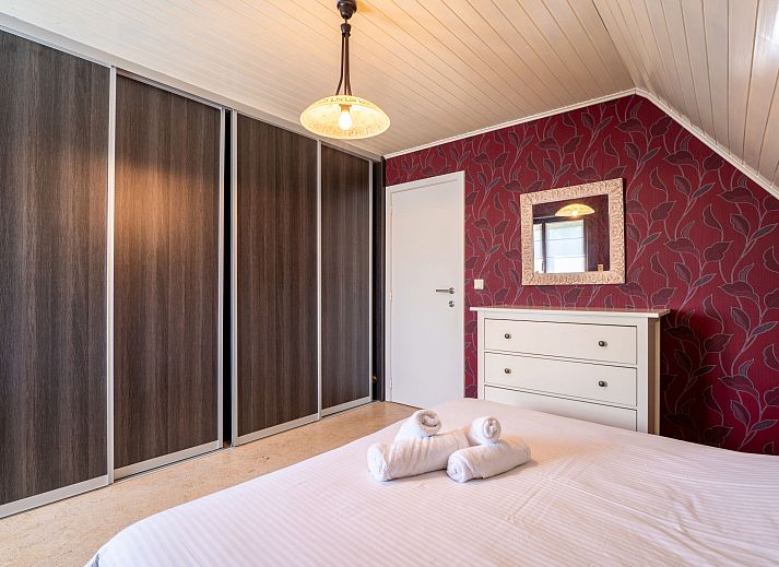Gemuetliches Wohnzimmer des Ferienhauses Villa Zeebries in Bredene an der belgischen Kueste. Helles Interieur mit Essbereich und gemuetlicher Sitzecke.