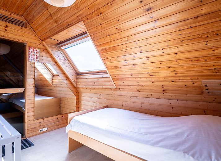 Gemuetliches Wohnzimmer des Ferienhauses Villa Zeebries in Bredene an der belgischen Kueste. Helles Interieur mit Essbereich und gemuetlicher Sitzecke.