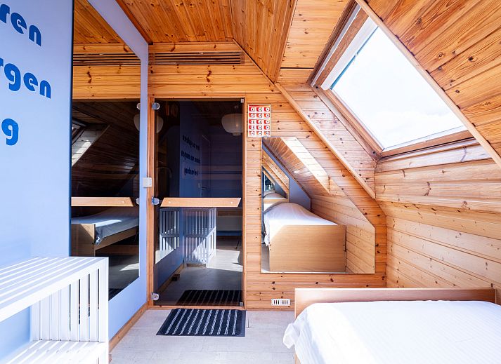 Gemuetliches Wohnzimmer des Ferienhauses Villa Zeebries in Bredene an der belgischen Kueste. Helles Interieur mit Essbereich und gemuetlicher Sitzecke.
