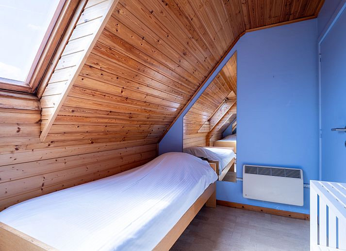 Gemuetliches Wohnzimmer des Ferienhauses Villa Zeebries in Bredene an der belgischen Kueste. Helles Interieur mit Essbereich und gemuetlicher Sitzecke.