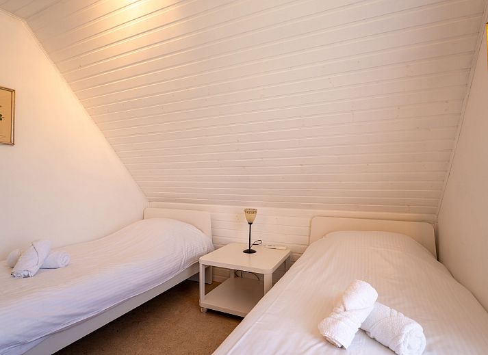 Gemuetliches Wohnzimmer des Ferienhauses Villa Zeebries in Bredene an der belgischen Kueste. Helles Interieur mit Essbereich und gemuetlicher Sitzecke.