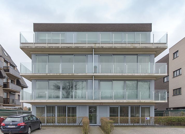 Stylish living room of Apartment Ocean in Bredene, Belgian coast, with modern decor and lots of natural light.