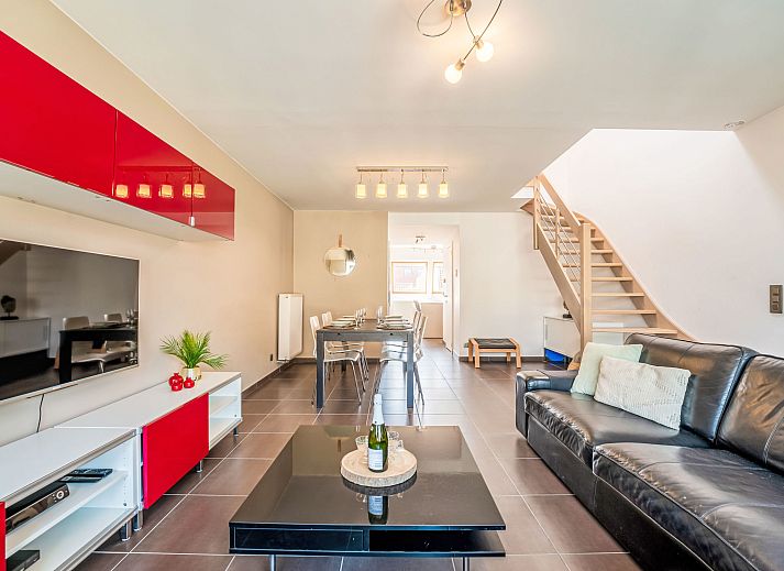Cozy dining and living room in Apartment Ter Duyne, Bredene, Belgian coast, ideal vacation accommodation with modern interior and balcony.
