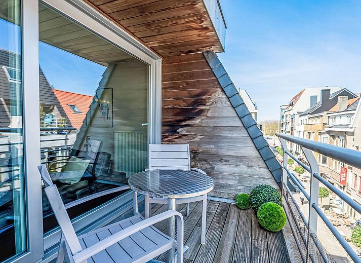 Cozy dining and living room in Apartment Ter Duyne, Bredene, Belgian coast, ideal vacation accommodation with modern interior and balcony.