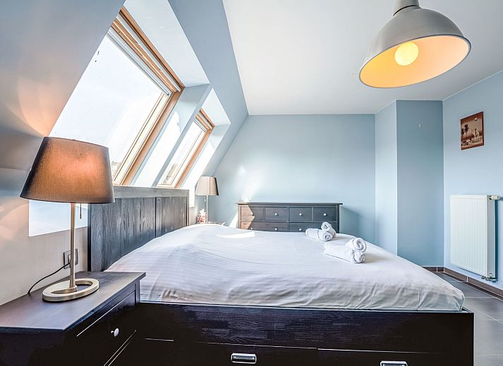 Cozy dining and living room in Apartment Ter Duyne, Bredene, Belgian coast, ideal vacation accommodation with modern interior and balcony.