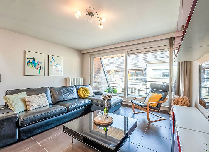 Stylish living room of Apartment Ter Duyne in Bredene, Belgian coast, with modern furnishings and comfortable seating area.