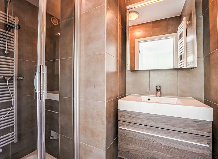 Modern kitchen in Apartment Ter Duyne, Bredene on the Belgian coast, with red tiles and sleek decor for a comfortable stay.