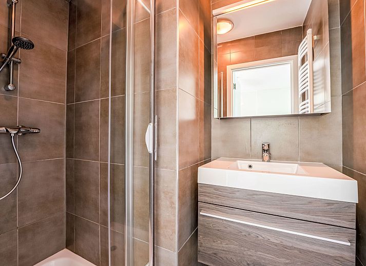 Modern kitchen in Apartment Ter Duyne, Bredene on the Belgian coast, with red tiles and sleek decor for a comfortable stay.