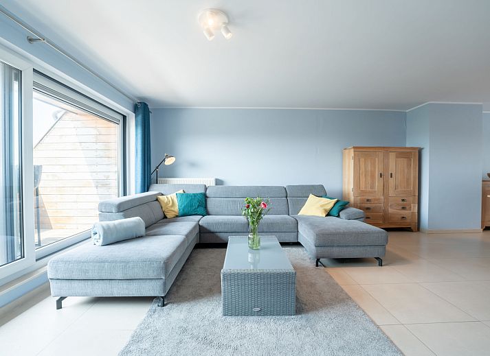 Modern dining area in Apartment Parklane, Bredene, Belgian coast. Enjoy comfort and style in this spacious vacation rental.