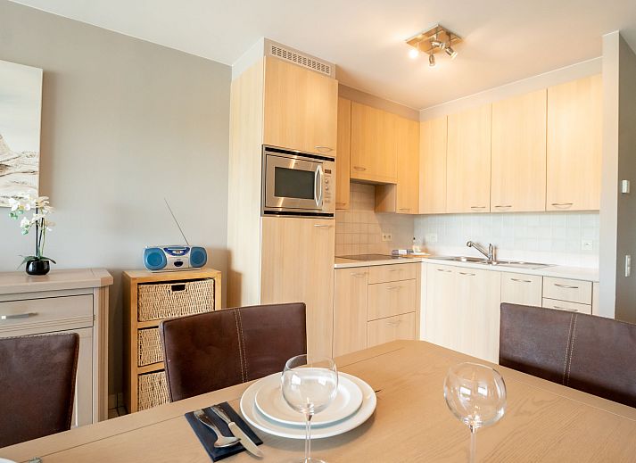 Stylish dining room in Apartment Lautrec 304 in Bredene, Belgian coast, with elegant decor and spacious views of the surroundings.