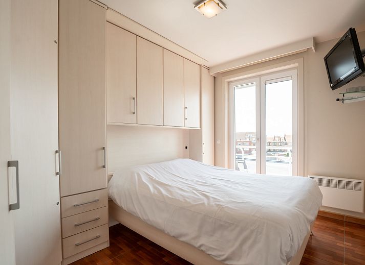 Stylish dining room in Apartment Lautrec 304 in Bredene, Belgian coast, with elegant decor and spacious views of the surroundings.