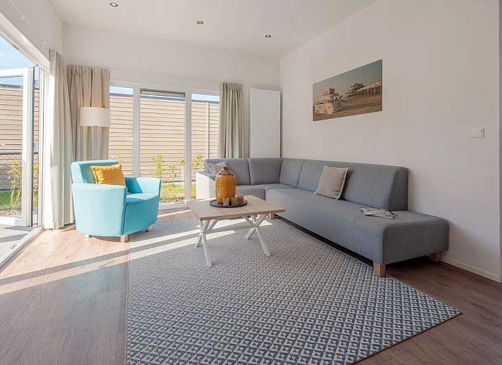 Enjoy the sunny terrace of Chalet in Bredene, a vacation home on the Belgian coast with modern outdoor space and comfortable seating.