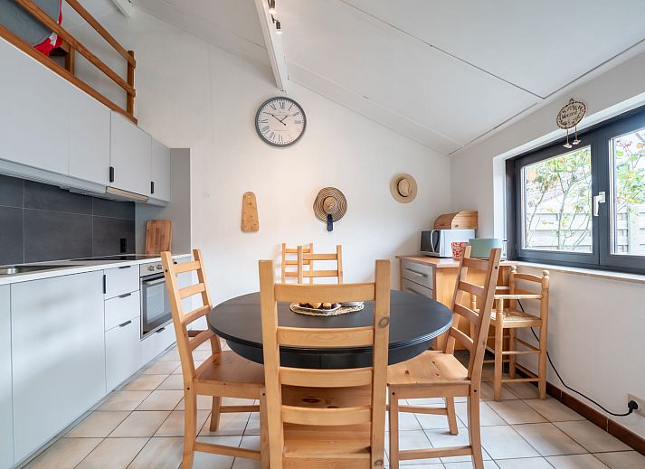 Geniessen Sie den sonnigen Garten mit Terrasse im Holiday home Reynaertpark, einem charmanten Ferienhaus in Bredene an der belgischen Kueste.