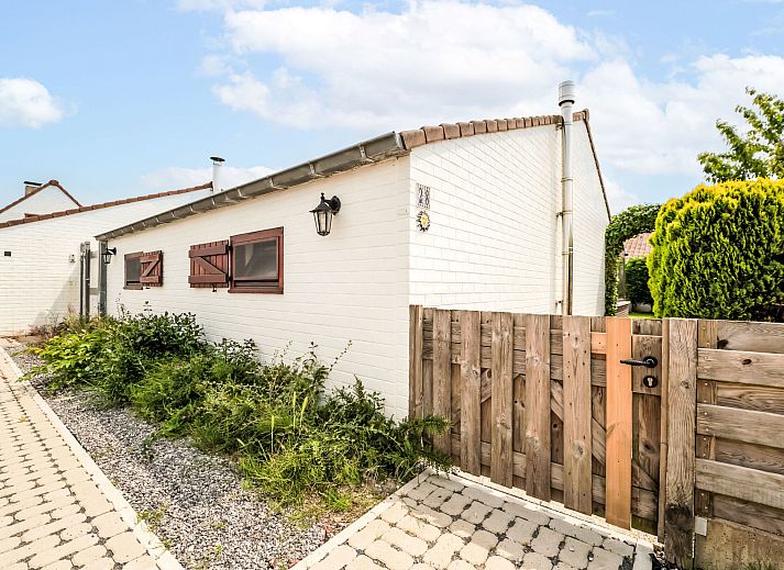 Geniessen Sie den sonnigen Garten mit Terrasse im Holiday home Reynaertpark, einem charmanten Ferienhaus in Bredene an der belgischen Kueste.