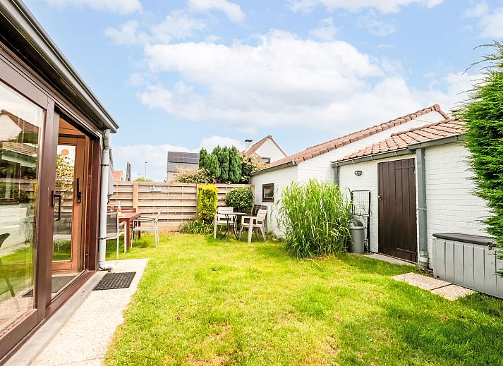Gemuetlicher Essbereich im Ferienhaus Reynaertpark, Bredene, belgische Kueste, mit Holzmoebeln und viel Tageslicht.