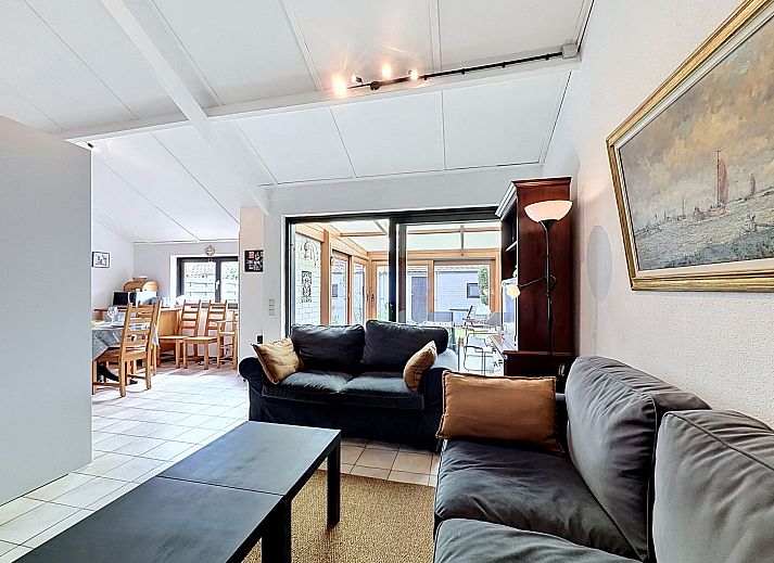 Gemuetliches Schlafzimmer im Ferienhaus Reynaertpark, Bredene, belgische Kueste, mit bequemem Bett und stimmungsvoller Beleuchtung.