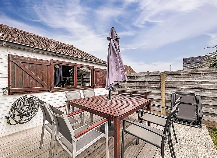 Gemuetliches Schlafzimmer im Ferienhaus Reynaertpark, Bredene, belgische Kueste, mit bequemem Bett und stimmungsvoller Beleuchtung.