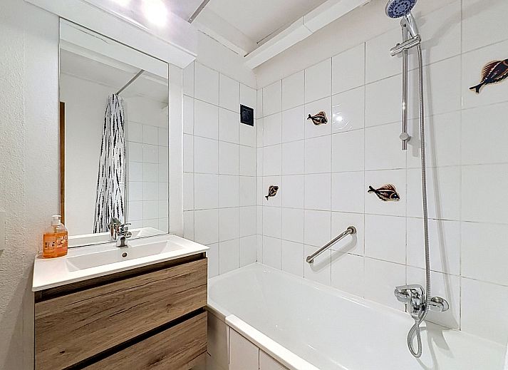 Gemuetliches Schlafzimmer im Ferienhaus Reynaertpark, Bredene, belgische Kueste, mit bequemem Bett und stimmungsvoller Beleuchtung.