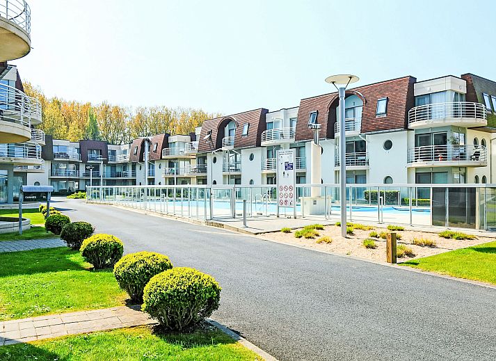 Cozy living room of Apartment Firenze 011 in Bredene, Belgian coast, with comfortable seating area and modern furnishings.