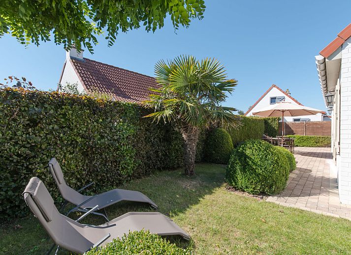 Gemuetliches Wohnzimmer im Ferienhaus Visserhuis 09/20 in Bredene, belgische Kueste, mit bequemer Sitzecke und offener Kueche.