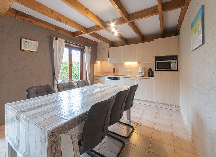 Gemuetliches Wohnzimmer im Ferienhaus Visserhuis 09/20 in Bredene, belgische Kueste, mit bequemer Sitzecke und offener Kueche.