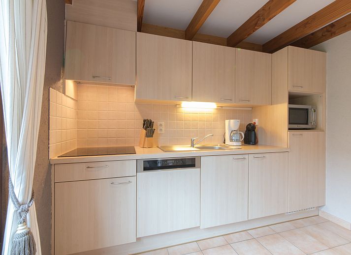 Gemuetliches Wohnzimmer im Ferienhaus Visserhuis 09/20 in Bredene, belgische Kueste, mit bequemer Sitzecke und offener Kueche.