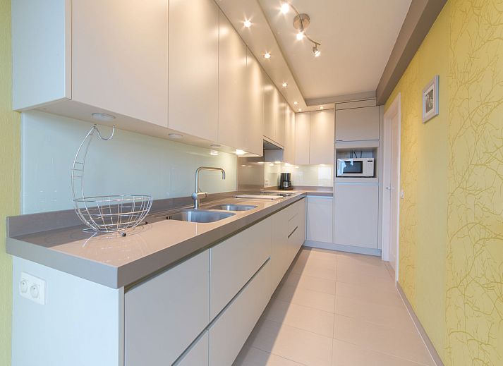 Bright and modern living room in Apartment Residence Calista 213, Bredene, Belgian coast, with comfortable sitting area and sea view.