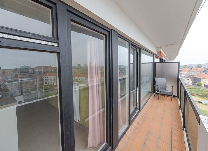 Bright and modern living room in Apartment Residence Calista 213, Bredene, Belgian coast, with comfortable sitting area and sea view.