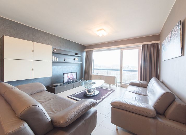 Bright and modern living room in Apartment Residence Calista 213, Bredene, Belgian coast, with comfortable sitting area and sea view.